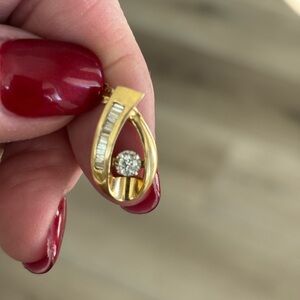 SOLD!!!

14K YG Diamond Pendant & 18” 14K Chain